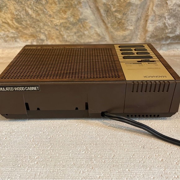 Vintage Magnavox D 3040 Digital AM/FM Radio Alarm Clock Tested & Working! - Picture 7 of 10